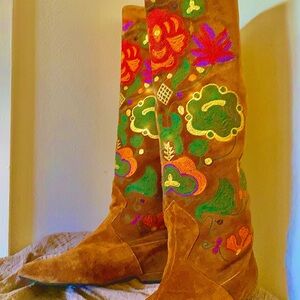 **VINTAGE CAPARROS** Brown Suede Boots with Floral Embroidery